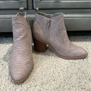 Altar'd State Tan Ankle Snake Skin Booties with Stacked Heel Size 7.5